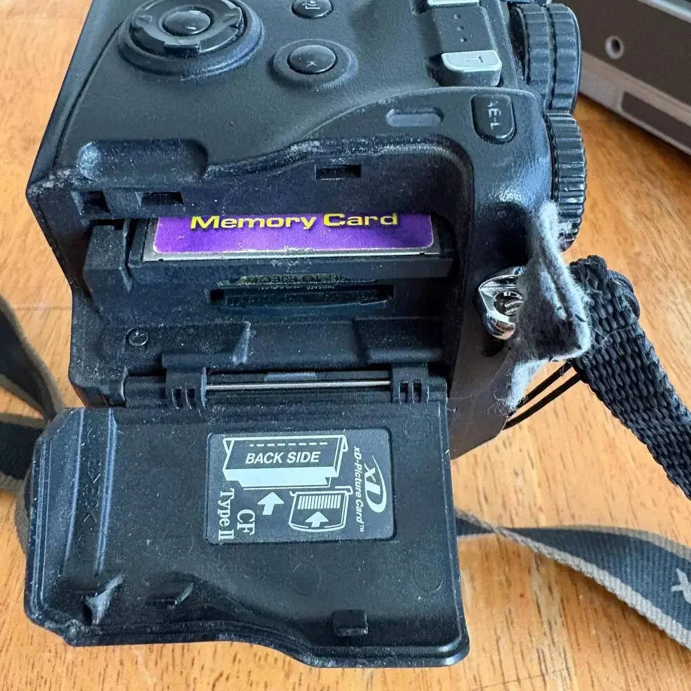 Fujifilm FinePix S7000 Digital Camera 19X Zoom CF XD Cards For Parts Repair
